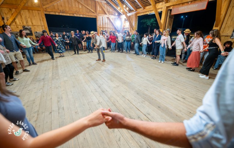 Kultúrák találkozása: japánok erdélyi táncházakban