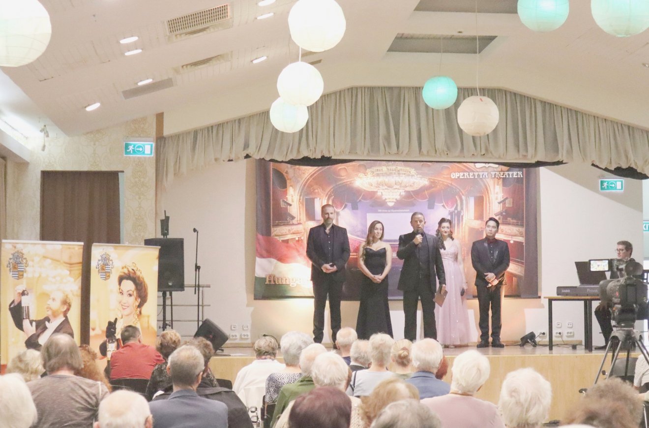 A Budapesti Operettszínház művészei és Orbán János Dénes Kossuth-díjas költő, író, drámaíró •  Fotó: Péter Beáta
