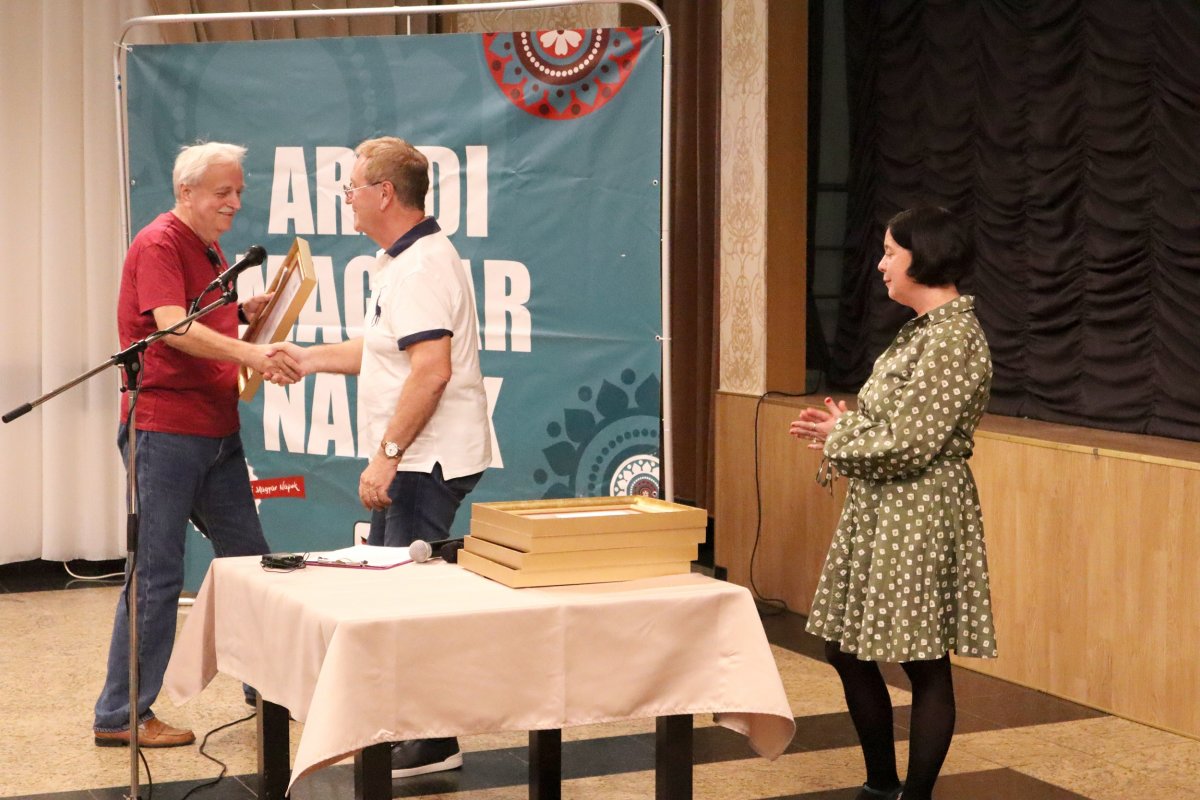 Szakács István Péter átveszi a díjat Böszörményi Zoltántól •  Fotó: Péter Beáta