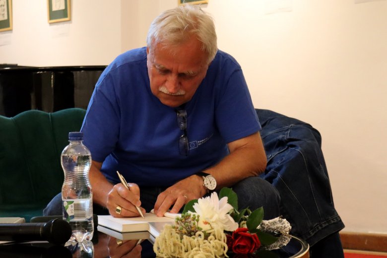 Szakács István Péter dedikál •  Fotó: Péter Beáta
