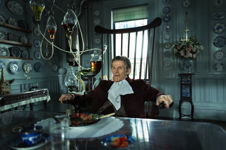 Williem Dafoe az Egyed Csongorék által tervezett díszletben, a filmben használt kellékekkel, teljesen átmaszkírozva a Szegény párák egyik promóképén •  Fotó: Poor Things