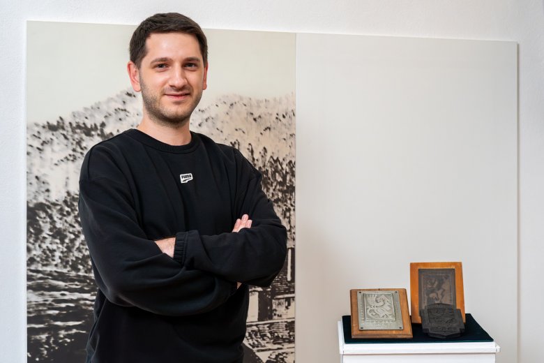 Szabó E. István történész az emlékplakettekkel •  Fotó: Gegő Imre