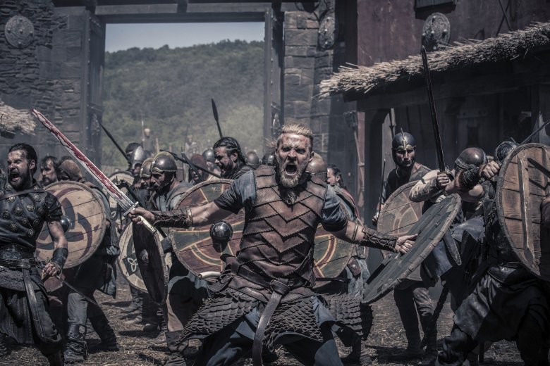 Bele sem gondolunk, hogy mennyien dolgoznak a háttérben azon, hogy minden építőelem, minden díszlet korhűnek és teljesen valóságosnak tűnjön •  Fotó: The Last Kingdom/Netflix