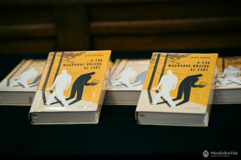 A kötet borítója Kürti Andrea alkotása •  Fotó: Hodgyai István/Székelyudvarhelyi Művelődési Ház