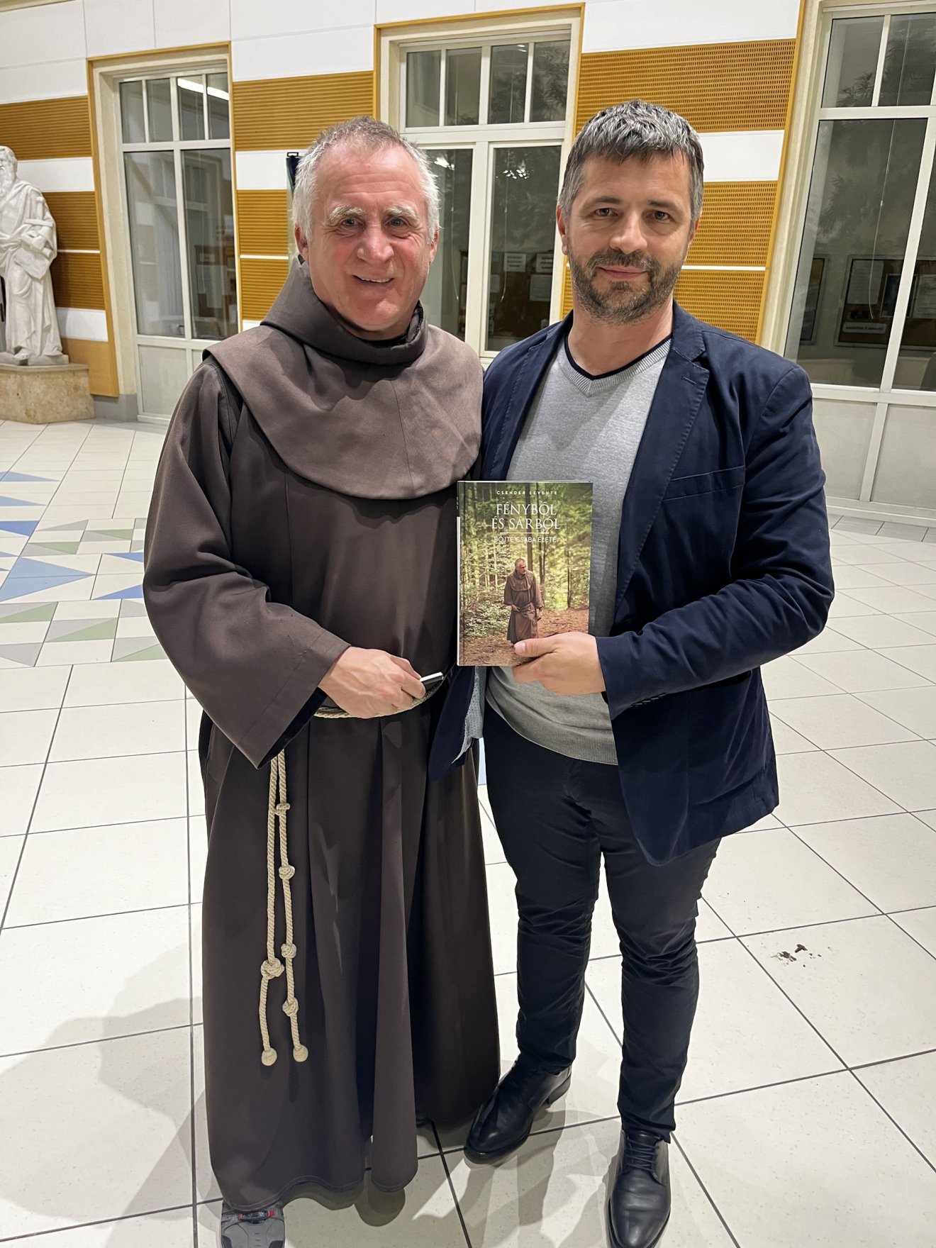 Böjte Csaba és Csender Levente a könyv budapesti bemutatója után •  Fotó: Forrás: Csender Levente