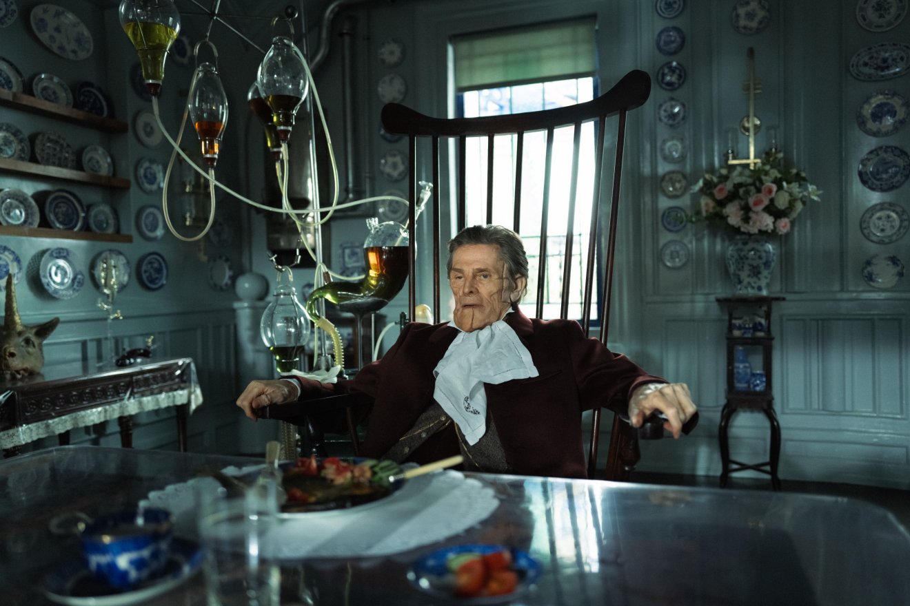 Williem Dafoe az Egyed Csongorék által tervezett díszletben, a filmben használt kellékekkel, teljesen átmaszkírozva a Szegény párák egyik promóképén •  Fotó: Poor Things