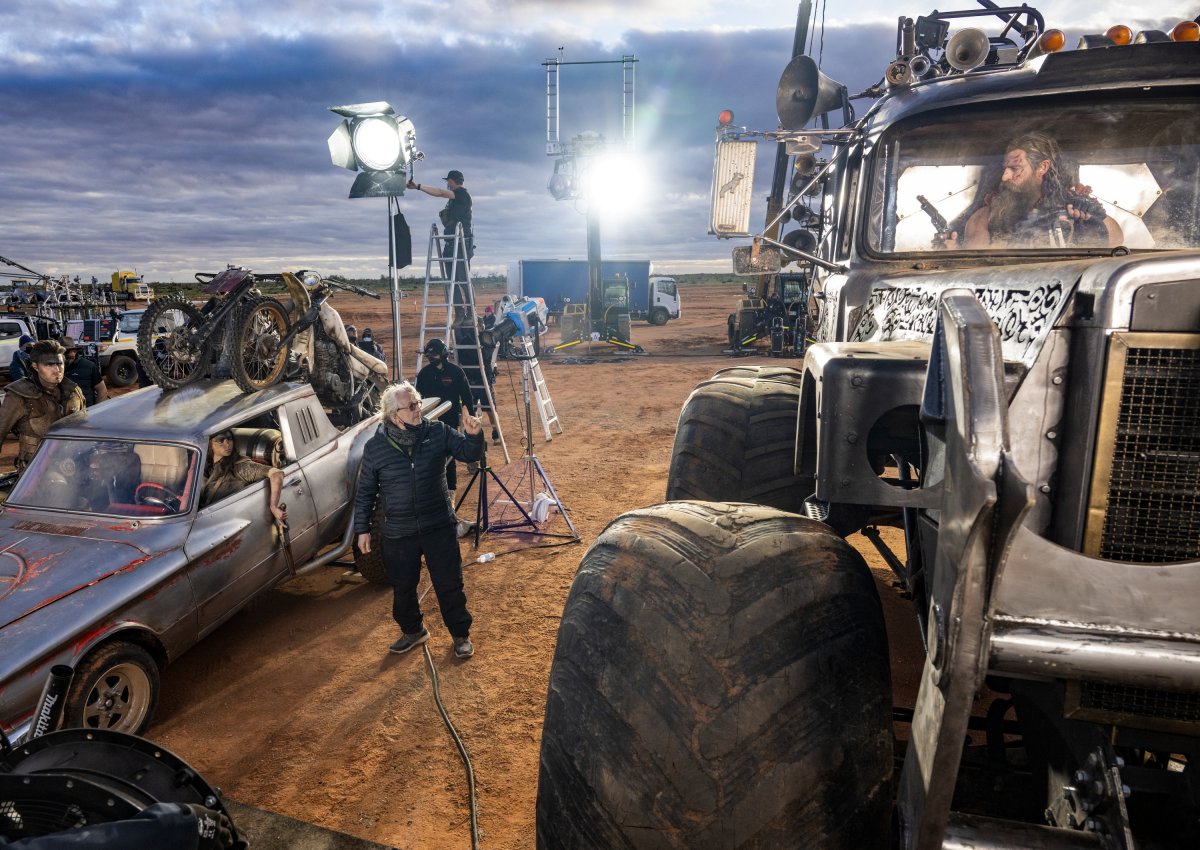 George Miller a Furiosa: Történet a Mad Maxből forgatásán •  Fotó: Warner Bros. Entertainment Inc.