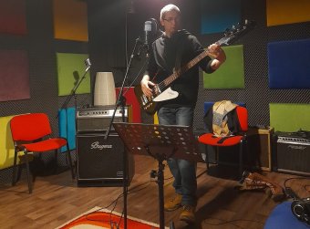 El kellene menni Ithakába, avagy amikor a költő basszusgitárt ragad
