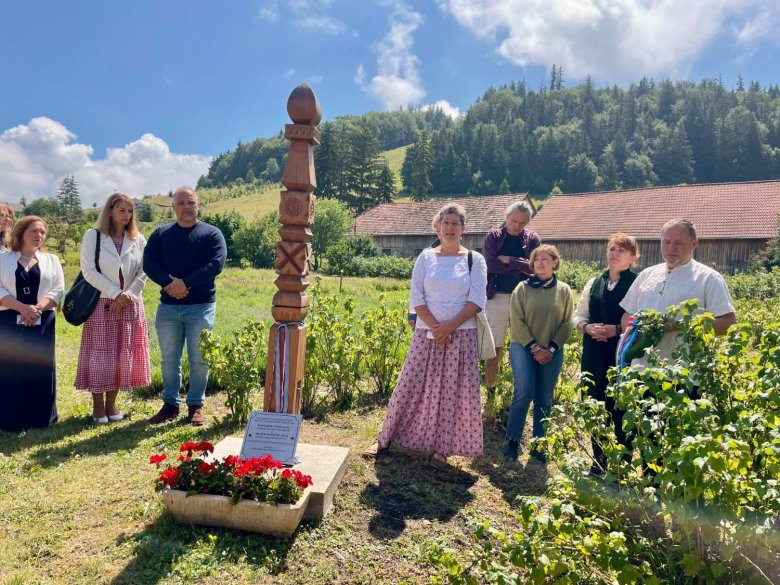 kopjafa, avatás, Csíksomlyó, Macalik Ernő, Szabó Gyuri bácsi, György, Kájoni Herbáriumkert, Székelyföldi GyógynövényNap