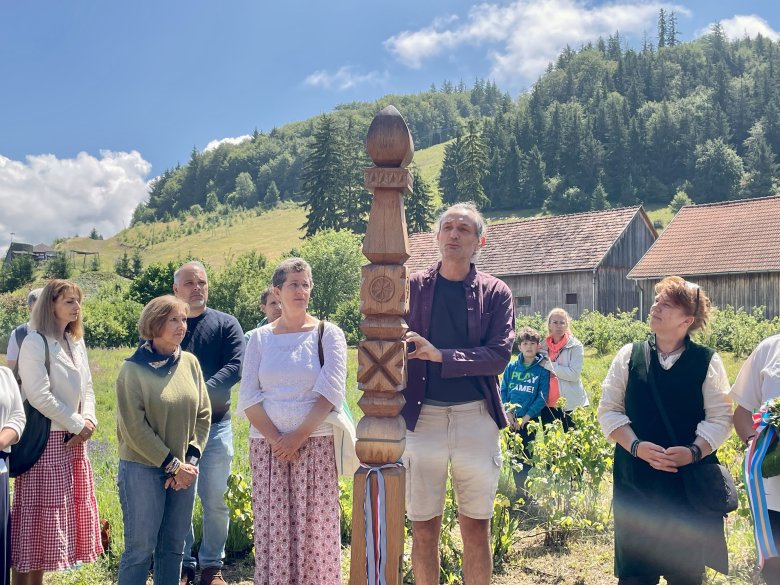 kopjafa, avatás, Csíksomlyó, Macalik Ernő, Szabó Gyuri bácsi, György, Kájoni Herbáriumkert, Székelyföldi GyógynövényNap