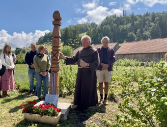 Földtől az égig – két gyógynövényes örökség kopjafája mellett