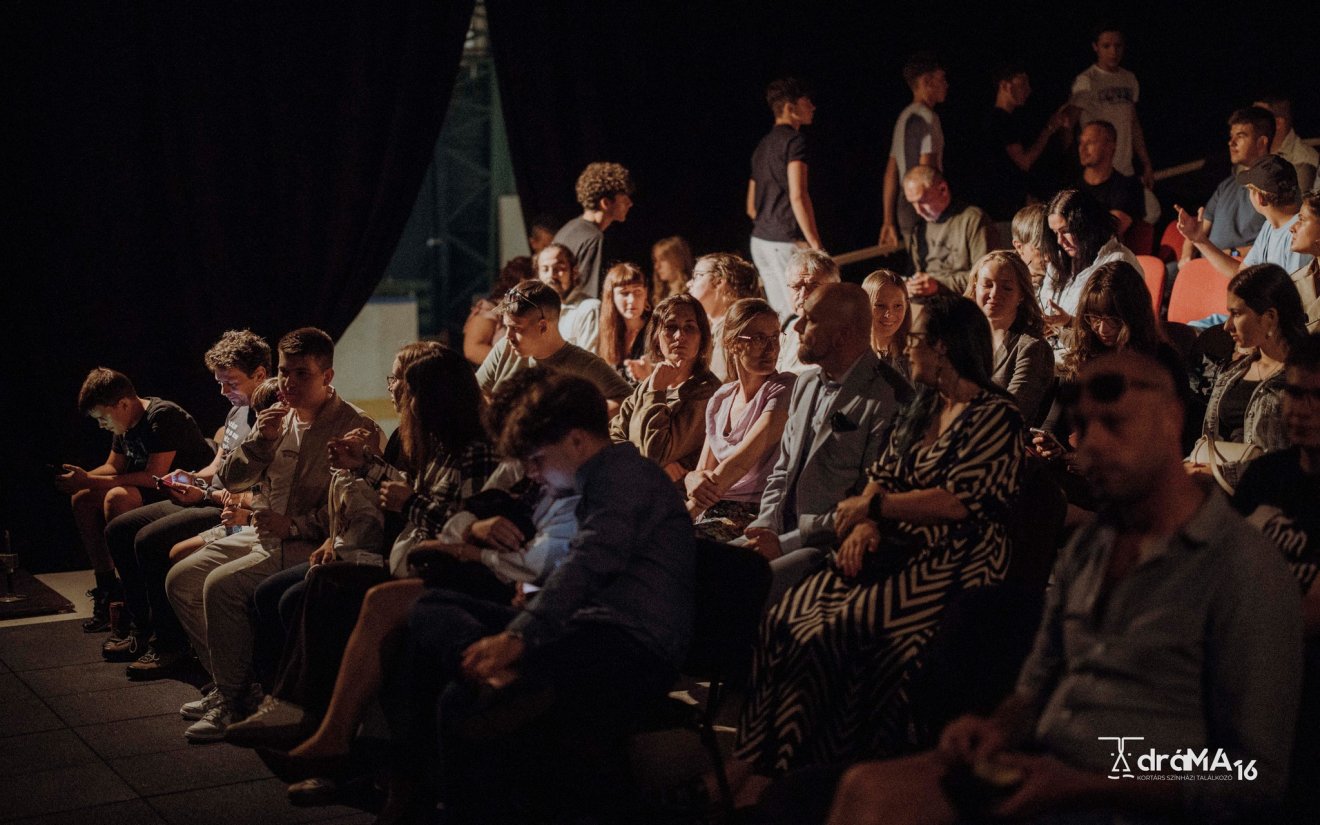 •  Fotó: Forrás: Tomcsa Sándor Színház