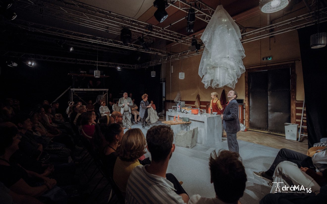 •  Fotó: Forrás: Tomcsa Sándor Színház