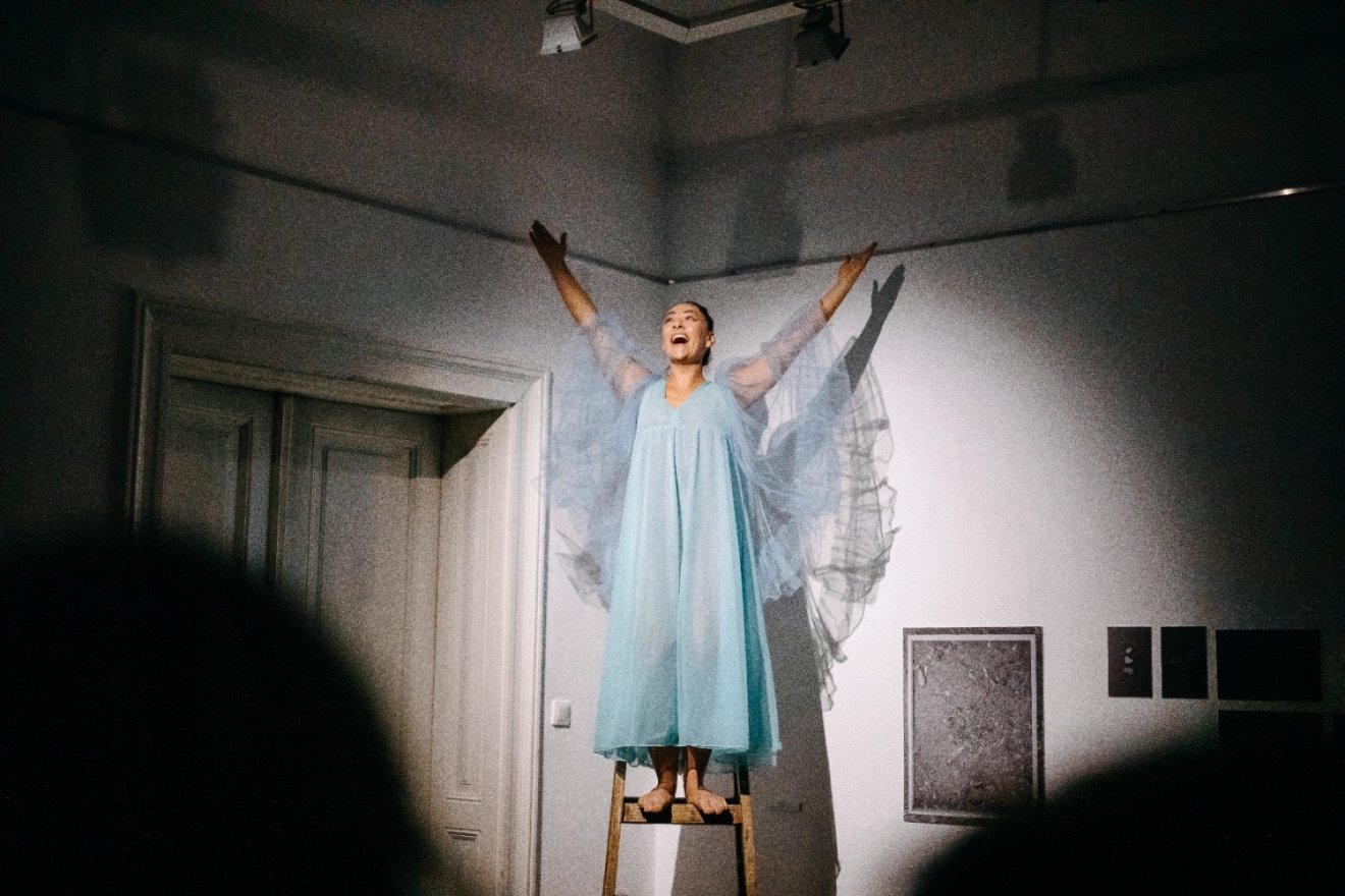 ÉRTÉKelünk, Október 8-án, Haberstumpf-villában, Albert Orsolya, Piros. Produkció