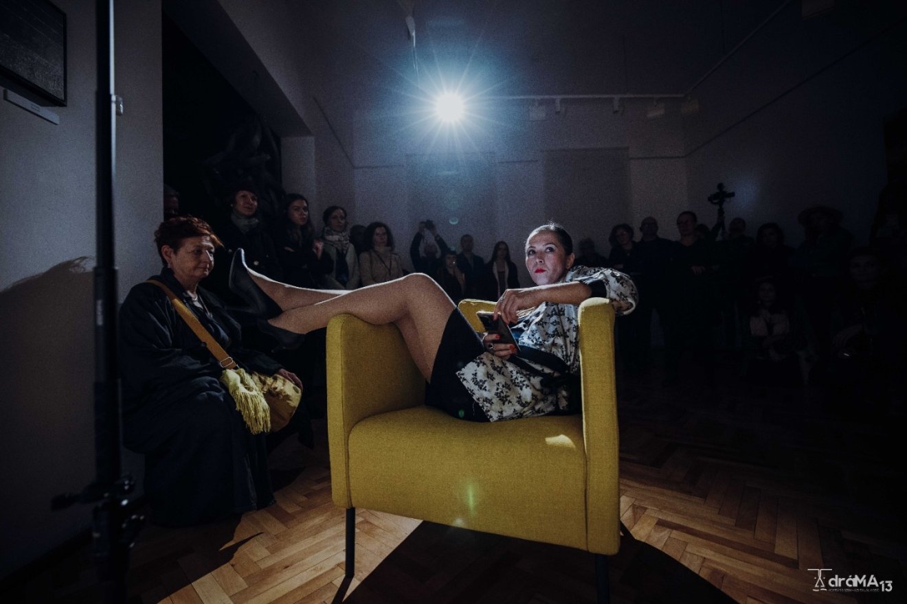 ÉRTÉKelünk, Október 8-án, Haberstumpf-villában, Albert Orsolya, Piros. Produkció