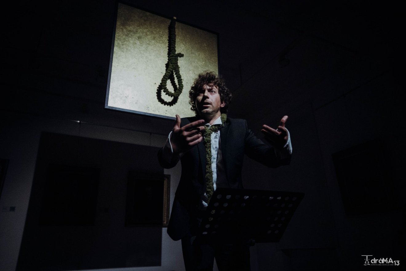 ÉRTÉKelünk, Október 8-án, Haberstumpf-villában, Albert Orsolya, Piros. Produkció