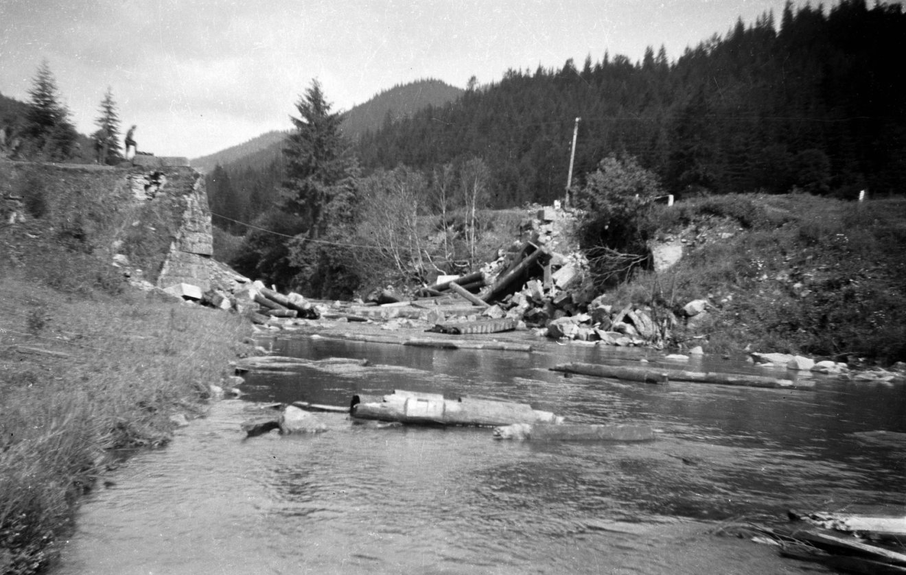Márika néni, háború, katonák, bomba, díszkapu, Felgyújtották Szentléleket