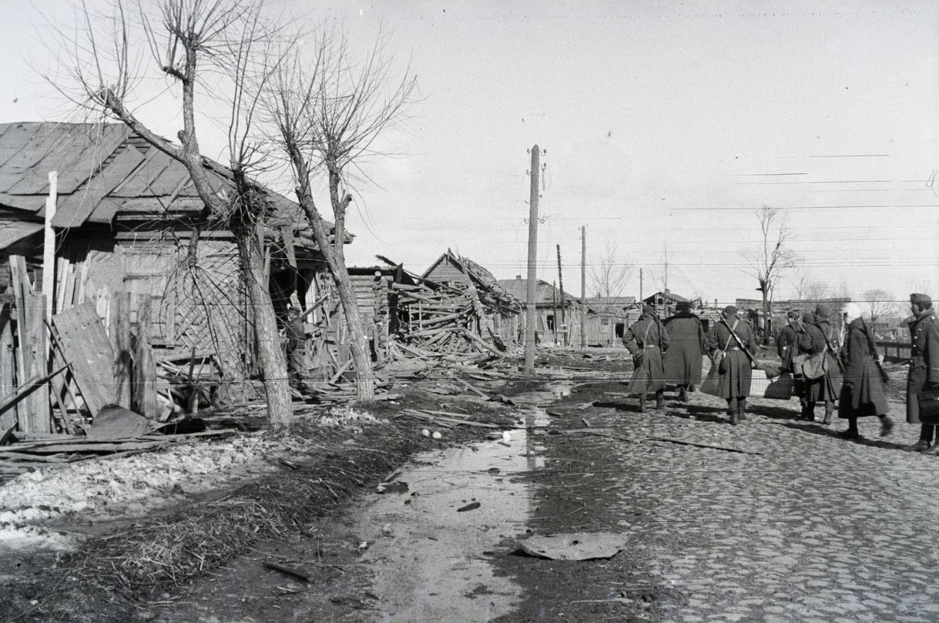 Márika néni, háború, katonák, bomba, díszkapu, Felgyújtották Szentléleket