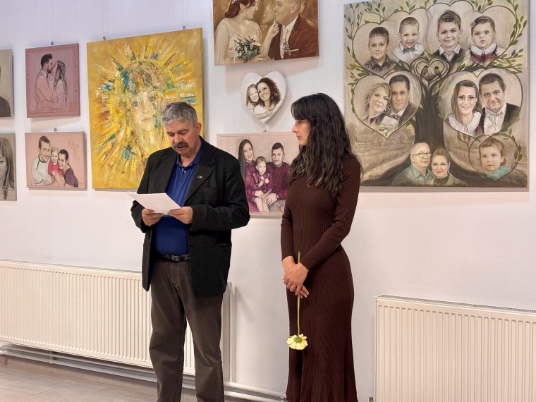 Fény a tekintetben – megnyílt Keresztes Evelin új kiállítása