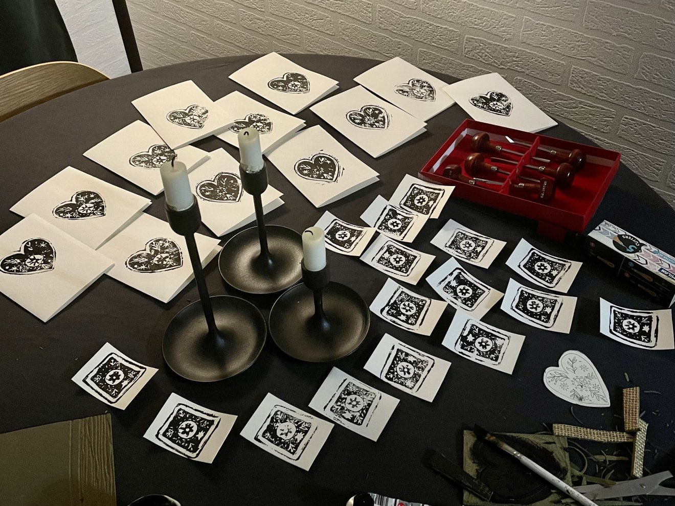 Megmaradt linóleumból kártyácskák &bullet;  Fotó: Nagy Lilla