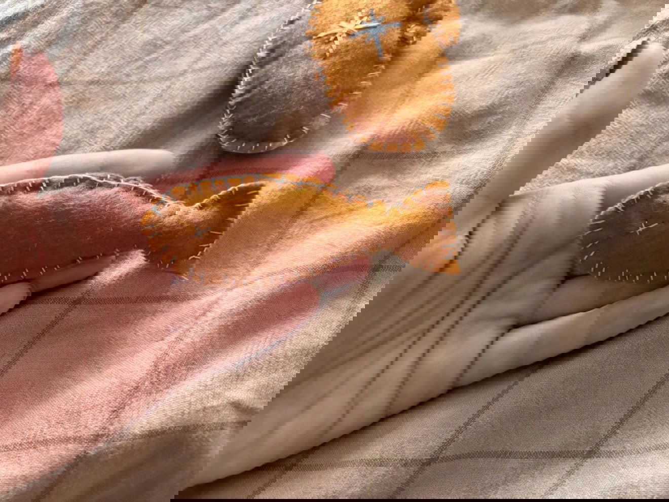 Elrontott szabásból valami újat: így lett a kesztyűből halforma &bullet;  Fotó: Nagy Lilla