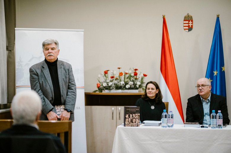 Beke Mihály András, Mirk Szidónia-Kata és Tánczos Vilmos •  Fotó: Incze Katalin / Magyarország Főkonzulátusa Csíkszereda