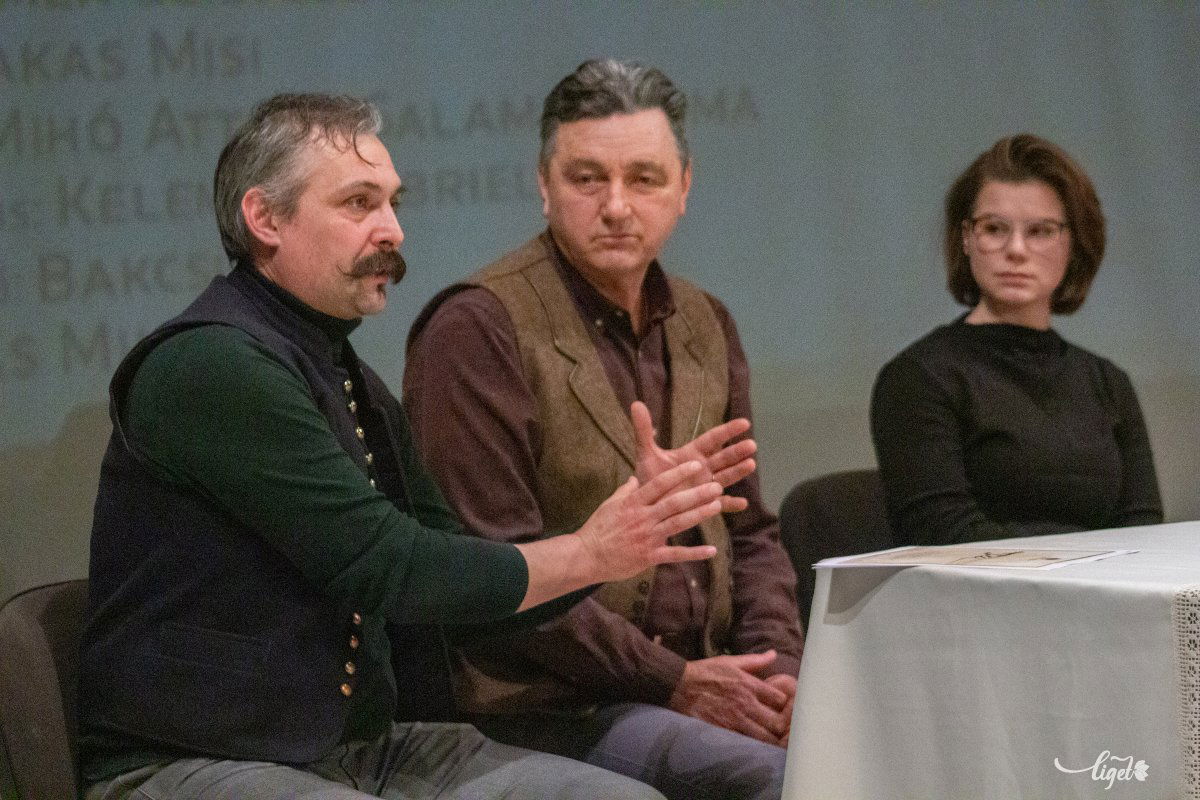 Szabó László művészeti vezető, András Mihály igazgató és Bakcsi Kata díszlet- és jelmeztervező •  Fotó: Borbély Fanni