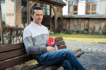 Amikor a kozmikus szorongást feloldja a mélyhegedű hangja