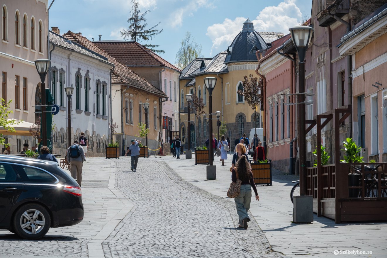 Gyaslogosok és autók osztoznak a sétálóutcán &bullet;  Fotó: Borbély Fanni