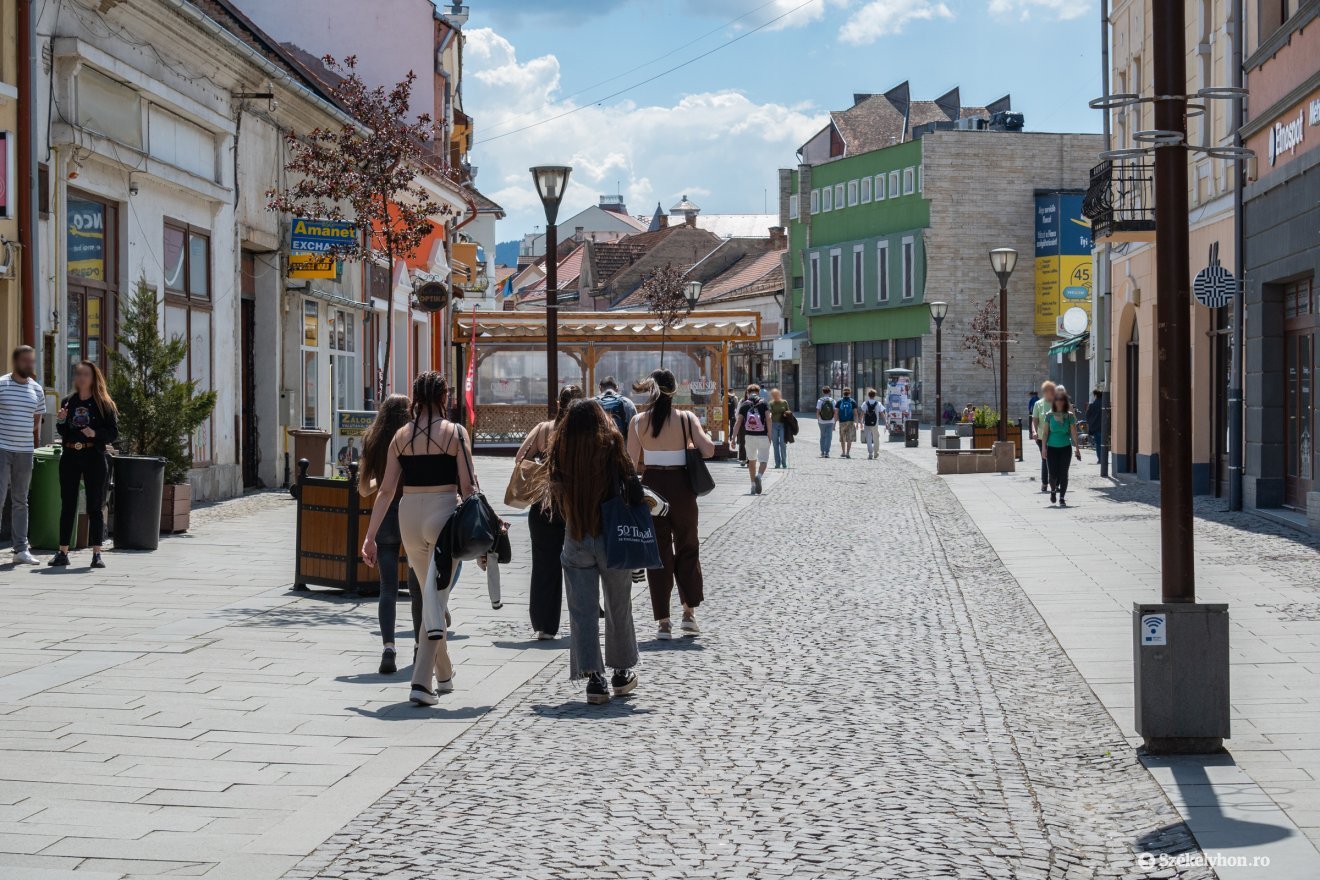 Petőfi utca. Az alakítható térbútorzat egyelőre hiányzik &bullet;  Fotó: Borbély Fanni