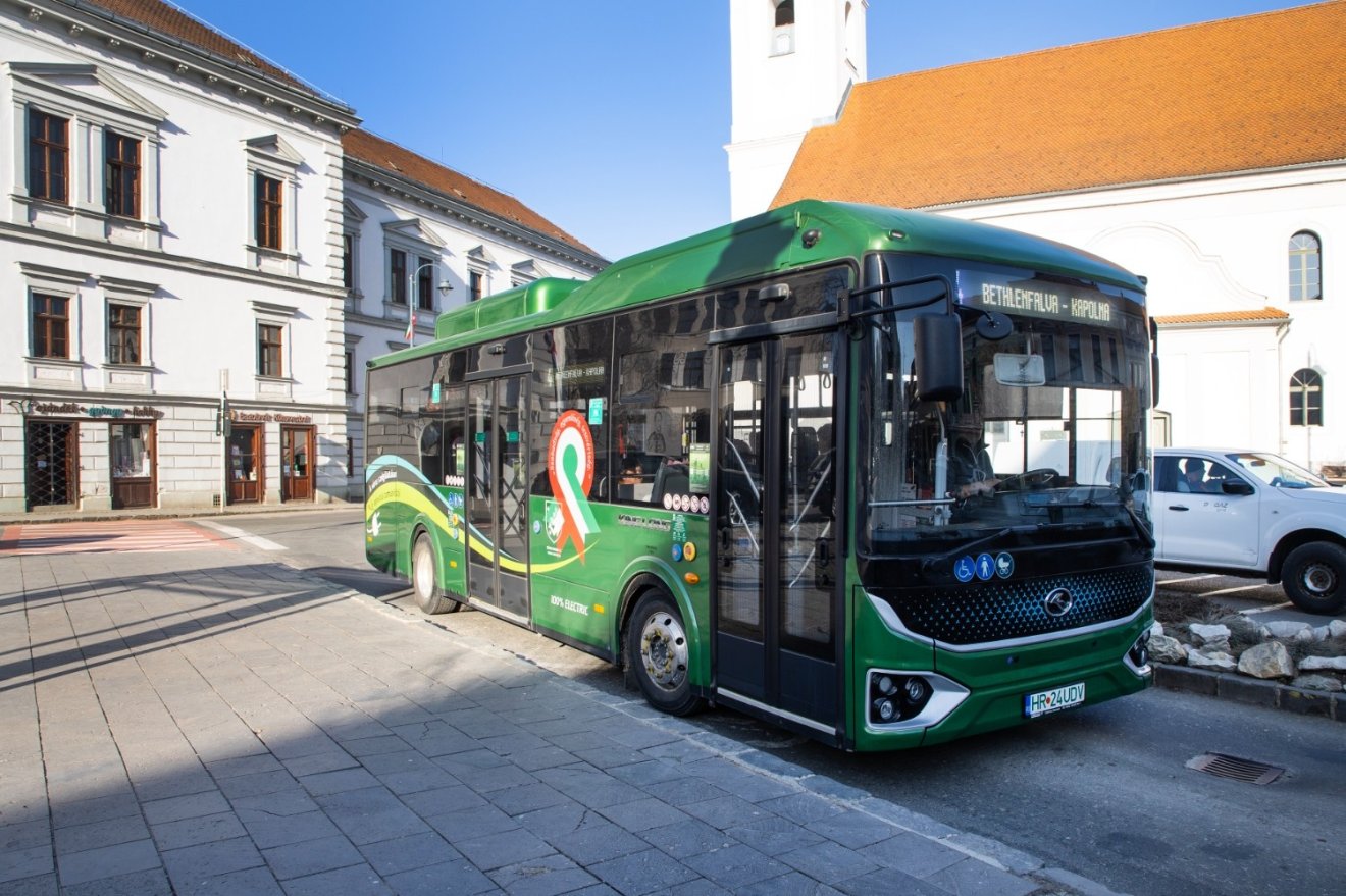 Szerdáig utazhatunk a feldíszített buszokon