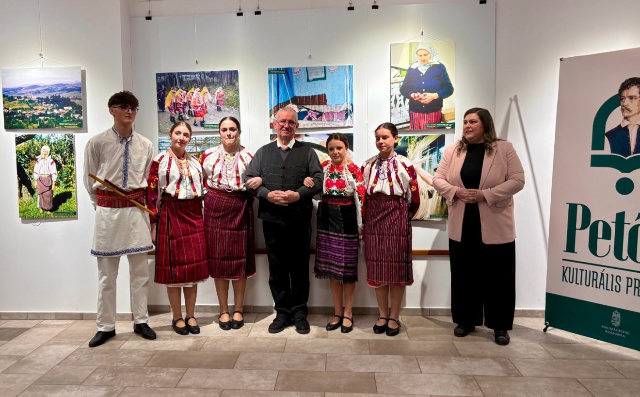 Halász Péter, kiállításmegnyitó, életmű, Domokos Pál Péter, Harangozó Imre, „Bokrétába kötögetem vala…”