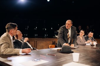 Ha tizenkét embert összezárnak