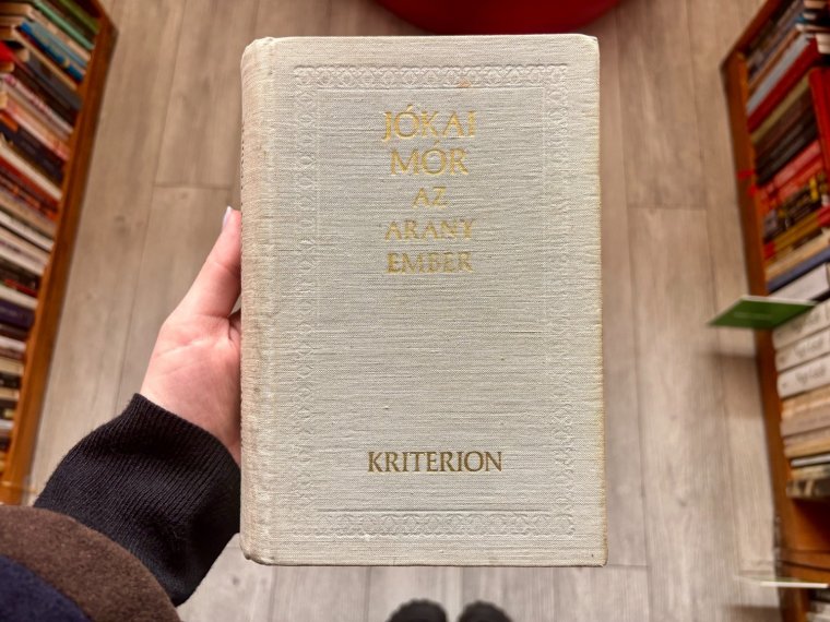 Két világ között – Az arany ember mint a belső megosztottság regénye