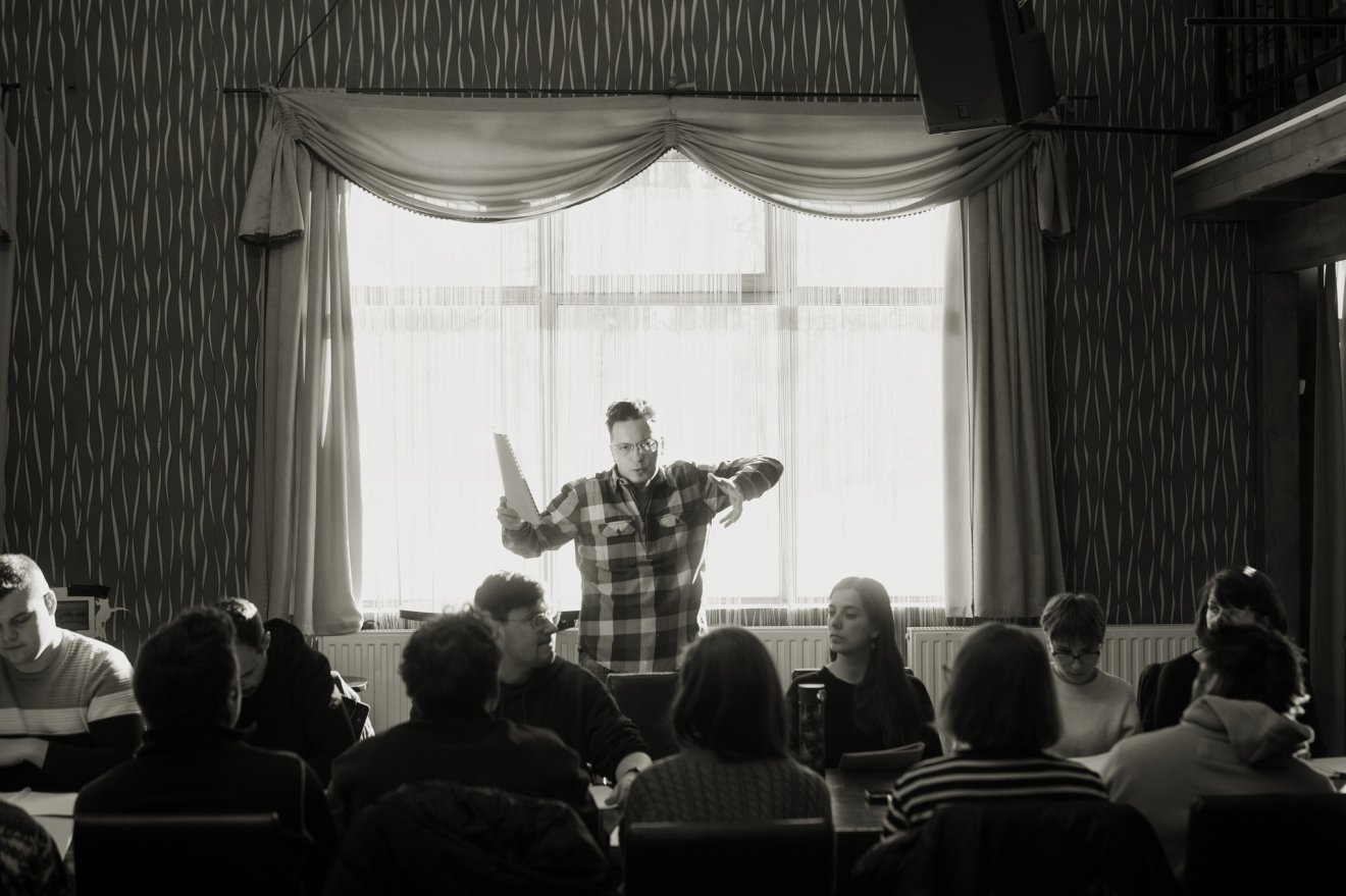 összetartozás, tánc, humor, báb, előadás