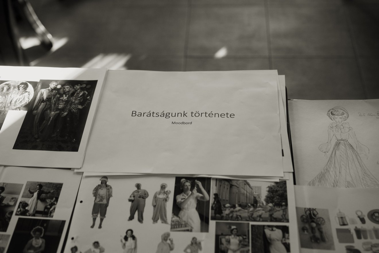 összetartozás, tánc, humor, báb, előadás