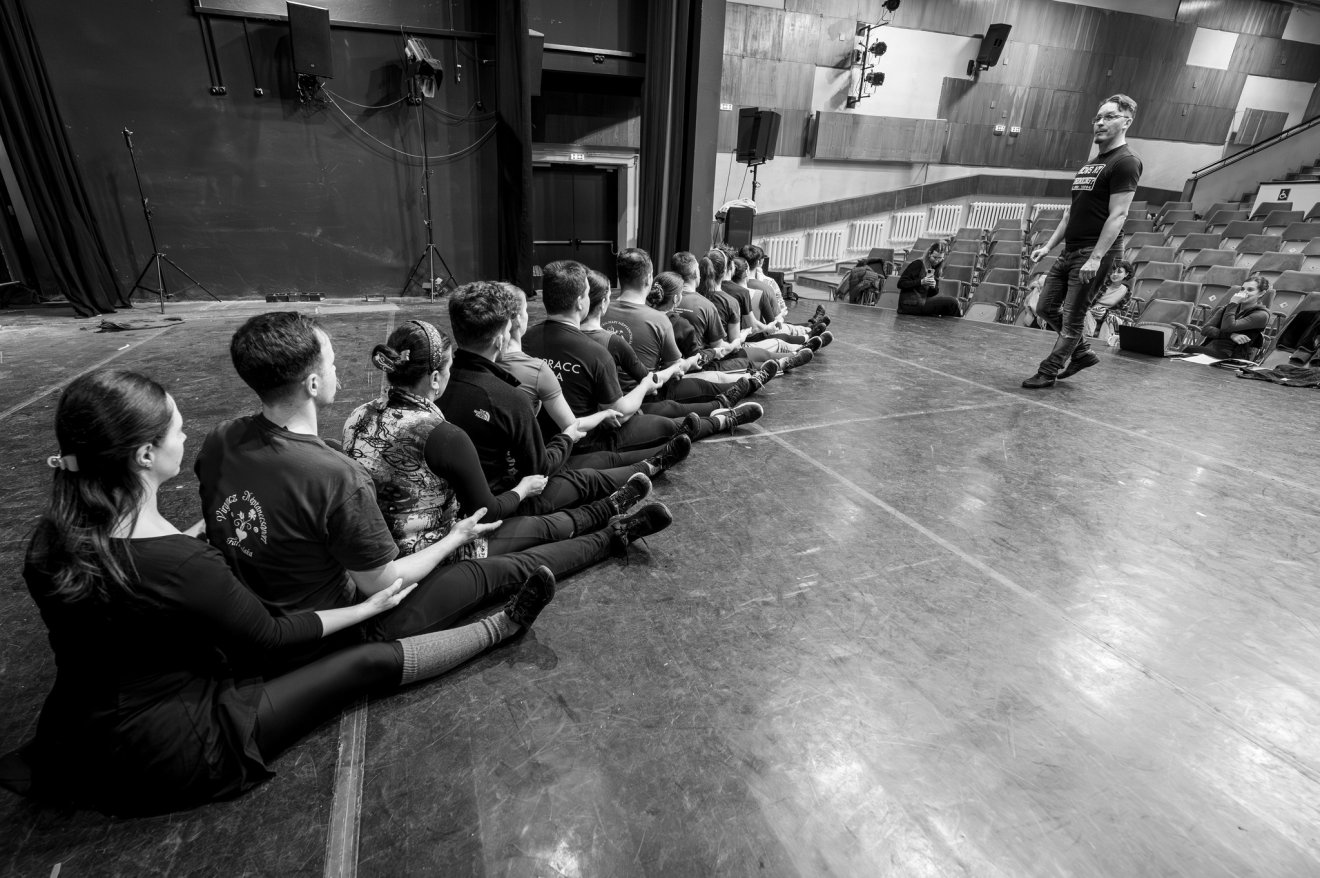 összetartozás, tánc, humor, báb, előadás