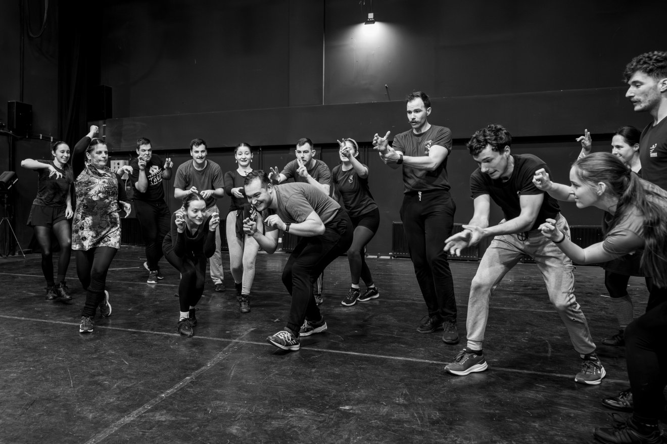 összetartozás, tánc, humor, báb, előadás