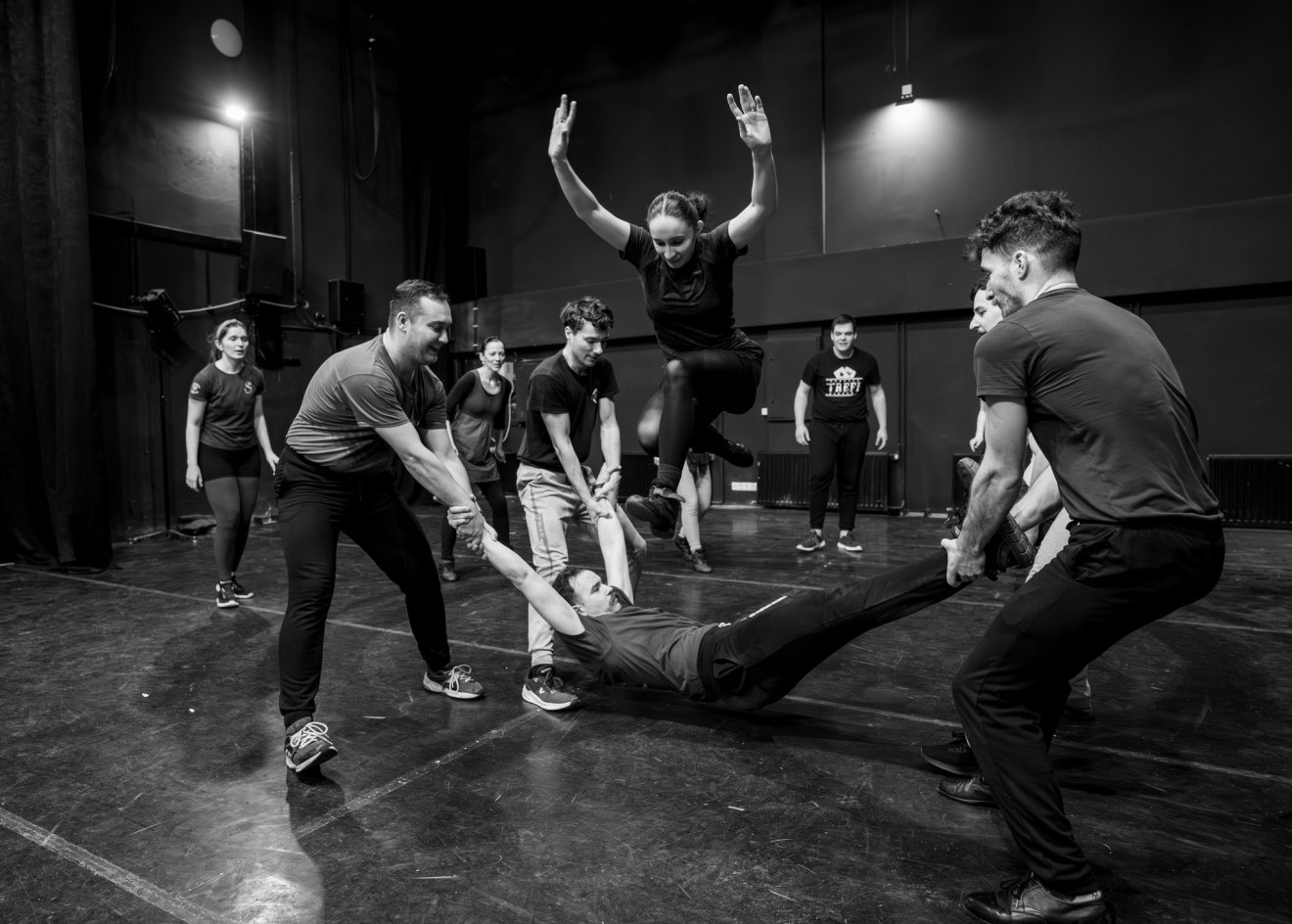 összetartozás, tánc, humor, báb, előadás