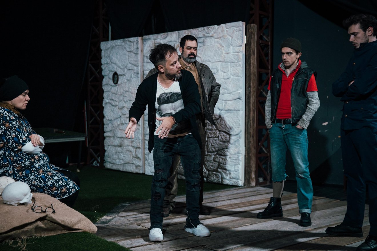 koponya, színház, drámaíró, próba, előadás, bemutató