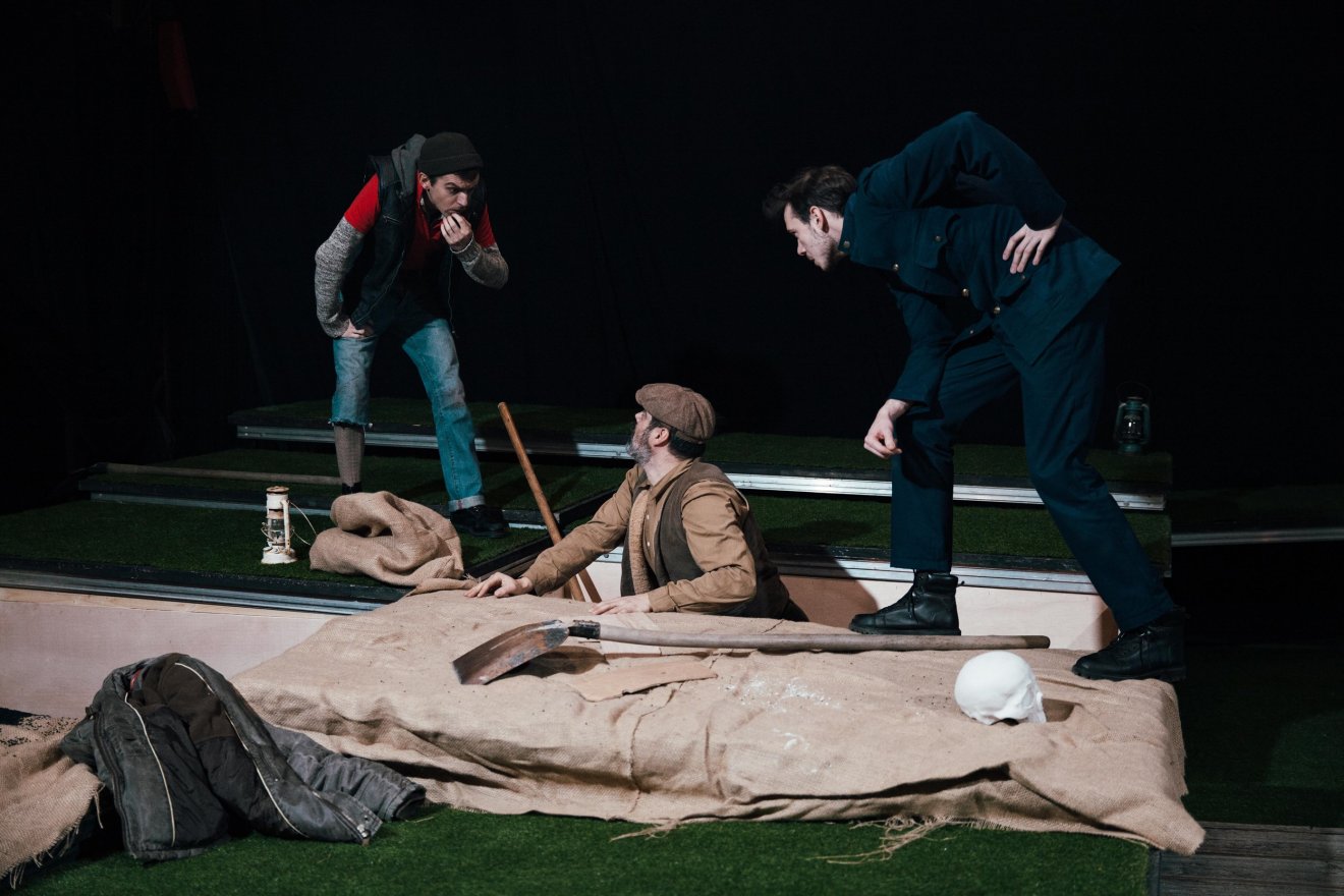 koponya, színház, drámaíró, próba, előadás, bemutató