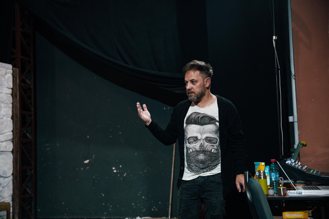 koponya, színház, drámaíró, próba, előadás, bemutató