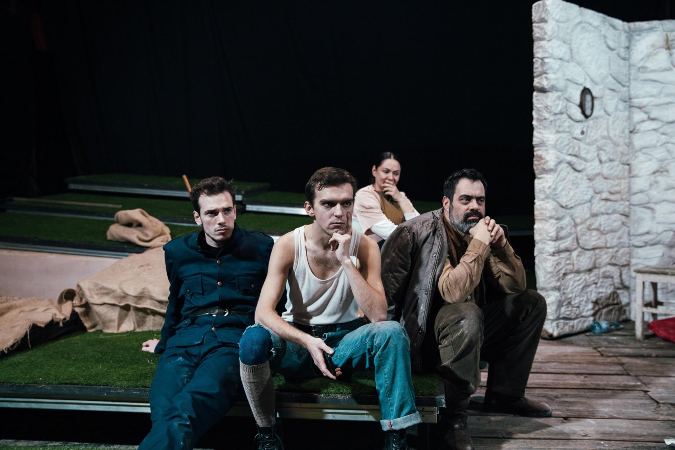 koponya, színház, drámaíró, próba, előadás, bemutató