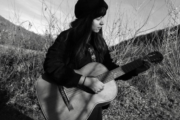 Kicsimadár – lírai lebegés fekete-fehérben