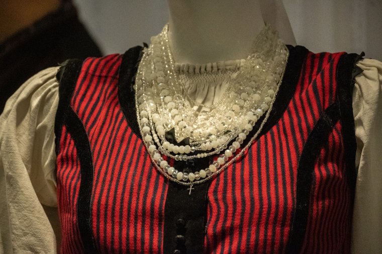 Kapcsolódni a saját történeteinkhez – megnyílt Csíkszeredában a Székely menyasszony kiállítás