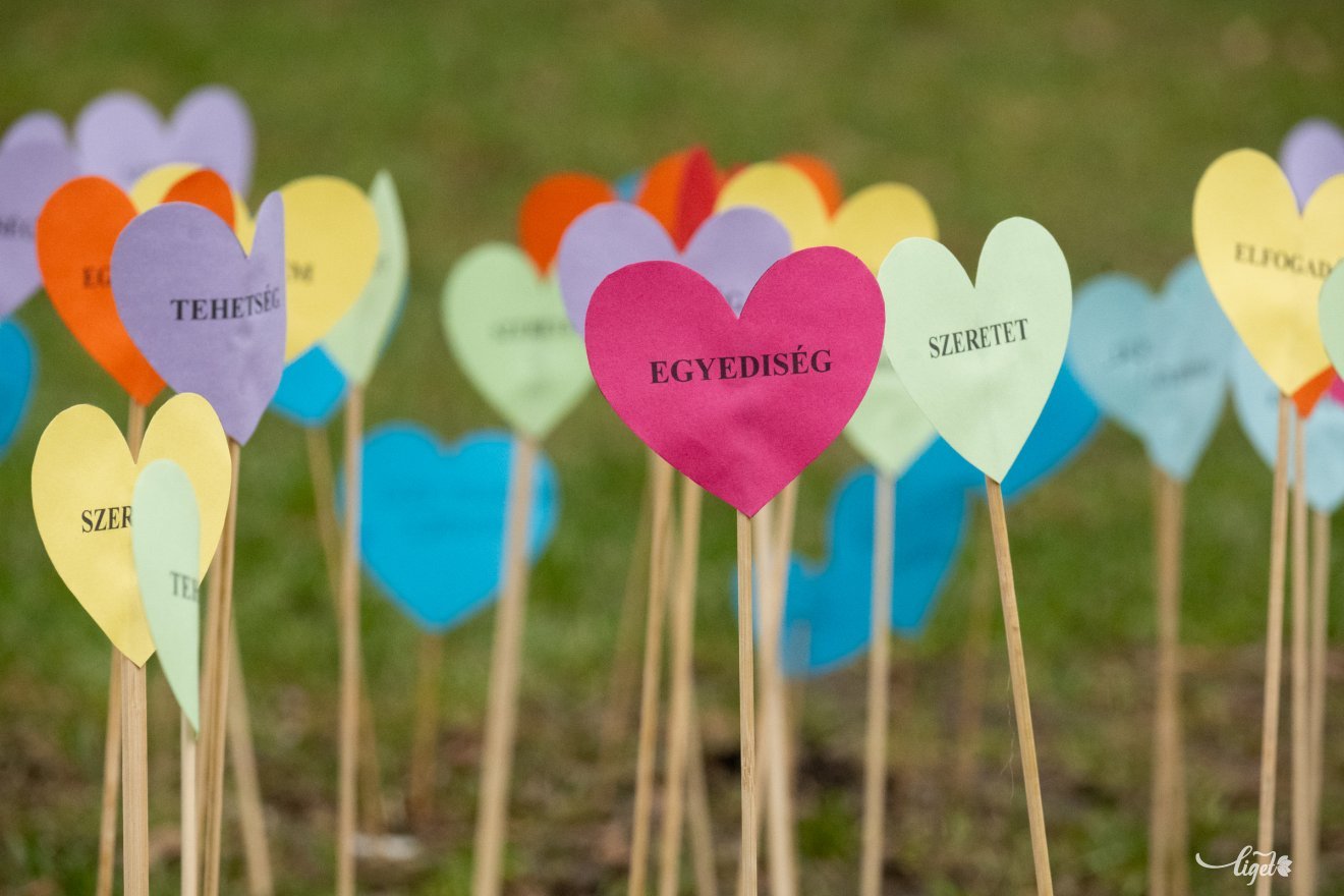 Autizmus Világnapján, kék szívek, április 2, autizmus, központi park, Játékos Univerzum Egyesület