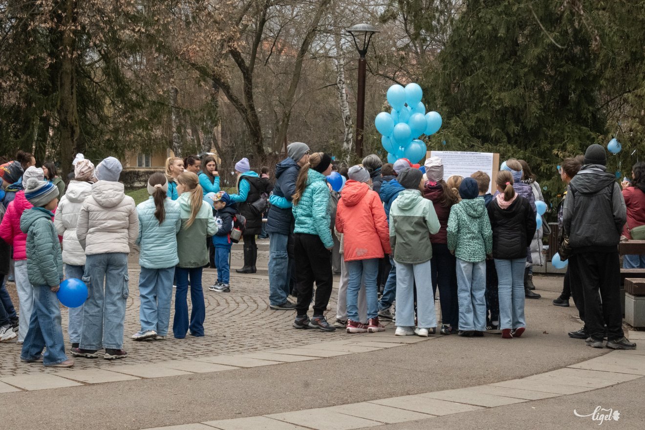 Autizmus Világnapján, kék szívek, április 2, autizmus, központi park, Játékos Univerzum Egyesület