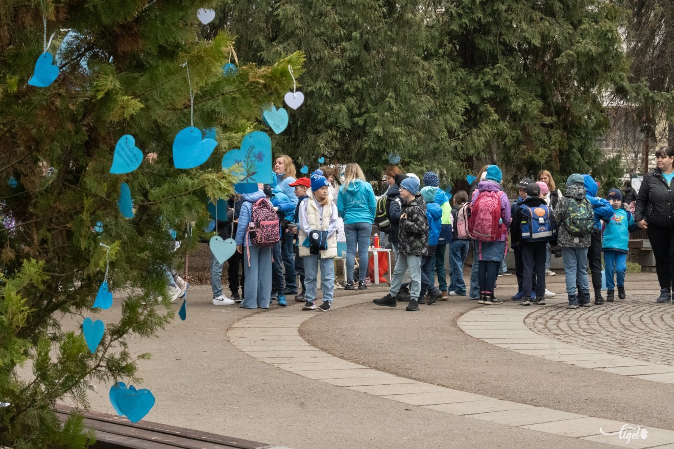 Autizmus Világnapján, kék szívek, április 2, autizmus, központi park, Játékos Univerzum Egyesület