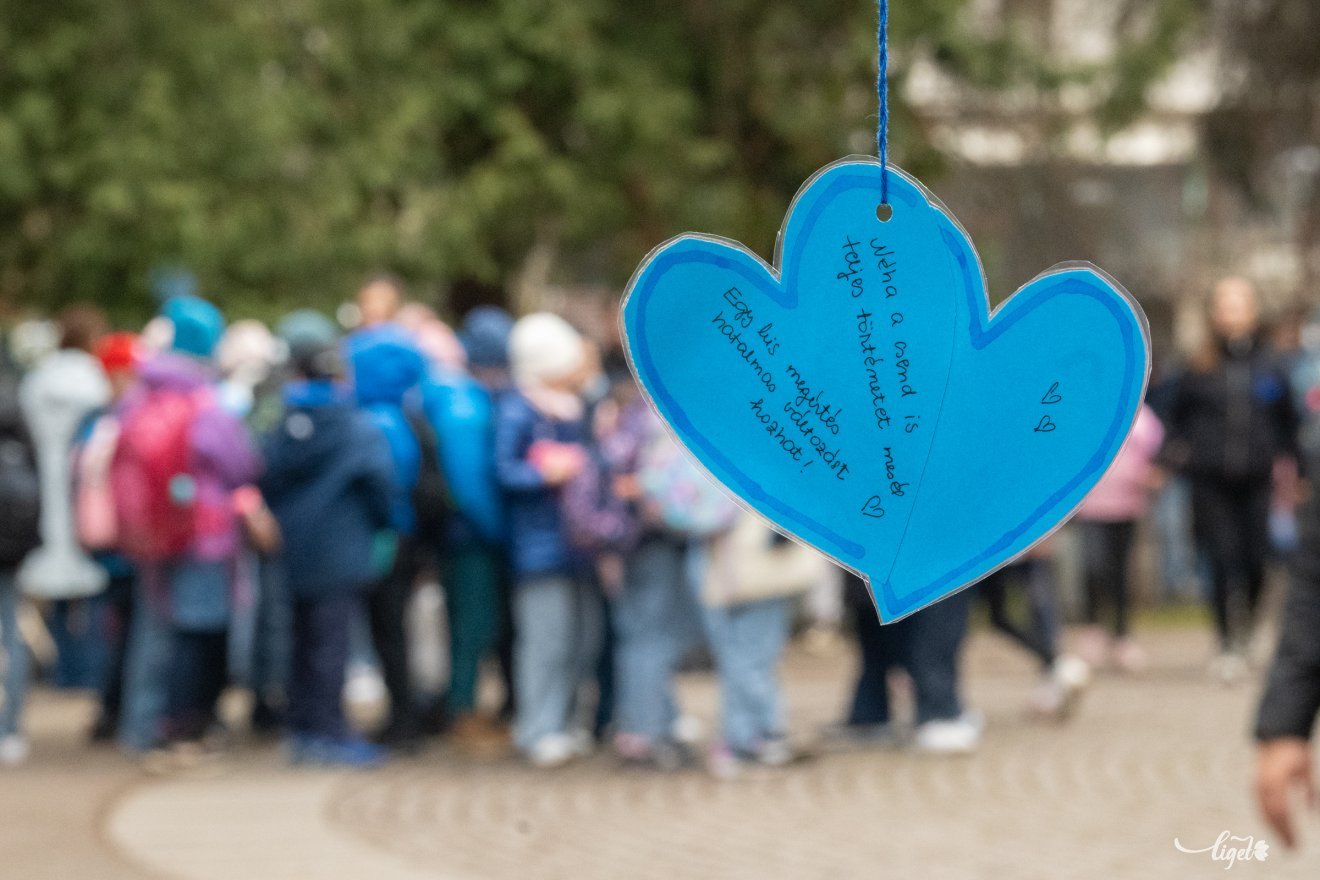 Autizmus Világnapján, kék szívek, április 2, autizmus, központi park, Játékos Univerzum Egyesület