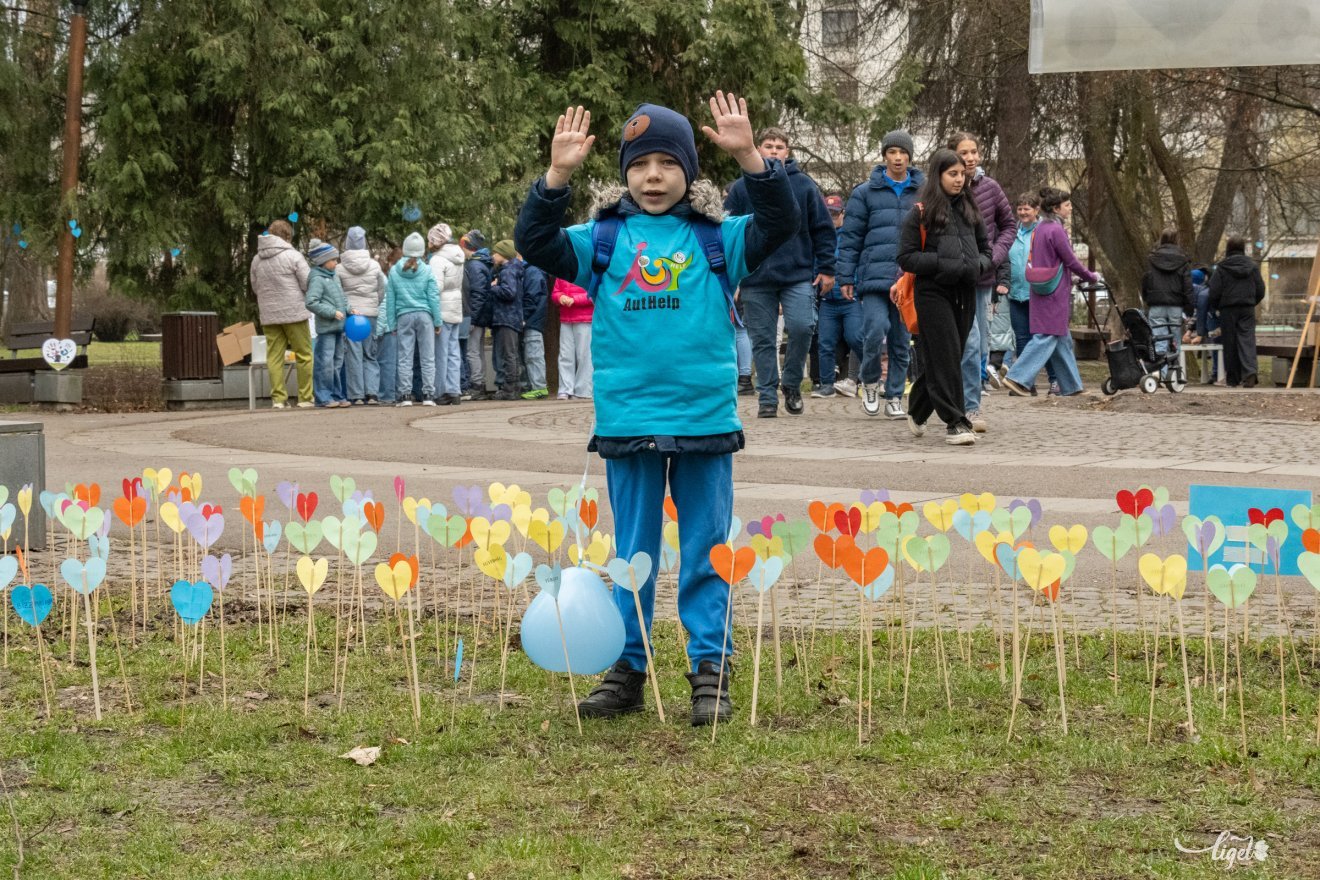Autizmus Világnapján, kék szívek, április 2, autizmus, központi park, Játékos Univerzum Egyesület